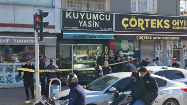 Kapı Kilitlenince Hırsız Camdan Ka&ccedil;mak Zorunda Kaldı