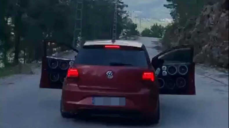 Kapıları A&ccedil;ık Olan Ara&ccedil;la Trafikte İlerleyen 15 Yaşındaki S&uuml;r&uuml;c&uuml;ye 60 Bin Lira Ceza