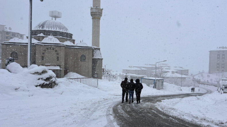 Kar Kalınlığı 1 Metreye Ulaştı: 28 Yerleşim Yerine Ulaşılamıyor