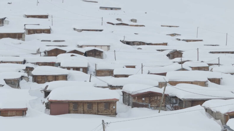 Kar Kalınlığı 3 Metreyi Aştı: Evler Görünmez Oldu