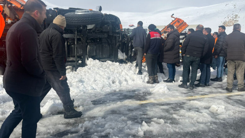 Kar K&uuml;reme Aracı Devrildi: 2 İş&ccedil;i Hayatını Kaybetti