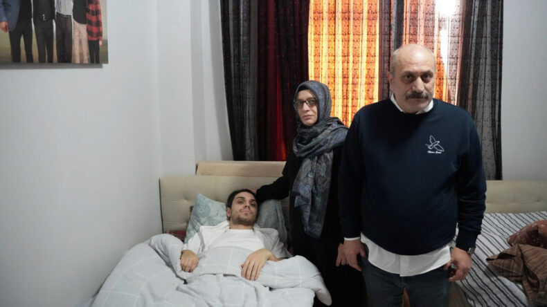 Kavgayı ayırırken 6 yerinden bı&ccedil;aklandı: Tehdit ediliyoruz