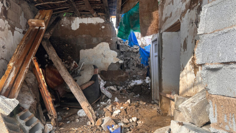 Kaya Düşmesi Sonucu Ev Yıkıldı