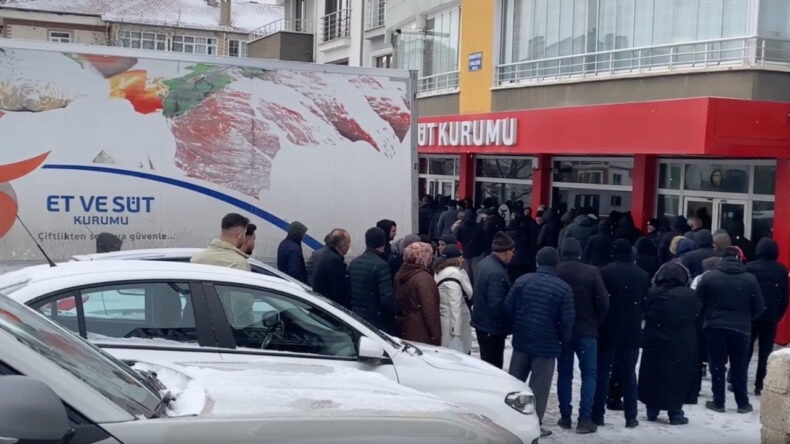 Kimi Konuşmaktan &Ccedil;ekindi, Kimi Kamerayı İstemedi: -4 Derecede Ucuz Et Kuyruğu