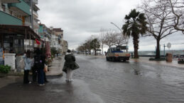 Kocaeli'de Lodos Uyarısı: Deniz Taştı, Sahil Caddesi Suyun Altında Kaldı