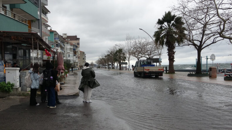 Kocaeli'de Lodos Uyarısı: Deniz Taştı, Sahil Caddesi Suyun Altında Kaldı