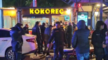 Kokore&ccedil; D&uuml;kkanına Silahlı Saldırı: 3 Yaralı, 2'si Ağır
