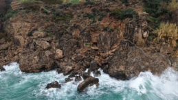 Koruma Altındaki Falezlerde Ka&ccedil;ak Baraka İşgali: Beton D&ouml;k&uuml;lm&uuml;ş, Duş Bile Var!