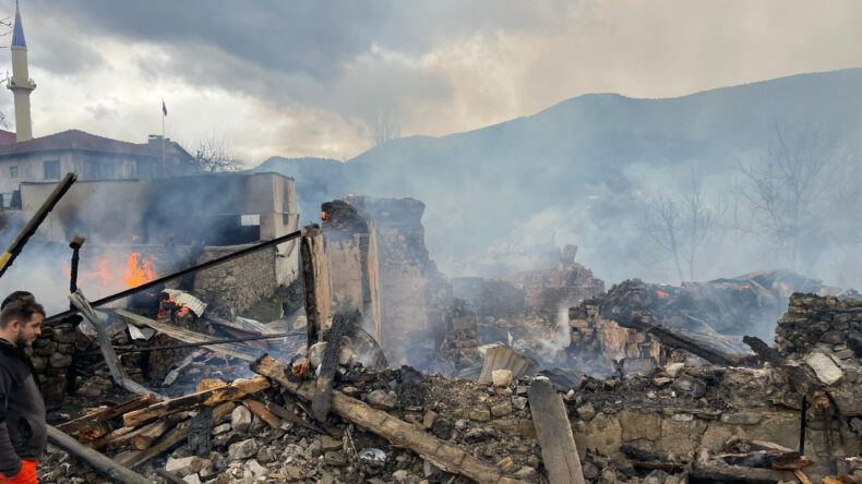 K&ouml;yde Yangın: 4 Ev ve Bir Ahır K&uuml;l Oldu