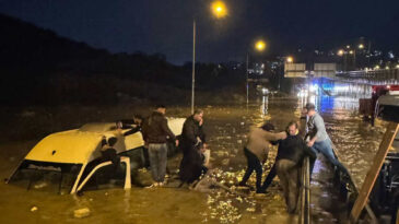Kuşadası&rsquo;nda Sel Sularına Kapılan Minib&uuml;sten Nefes Kesici Kurtarma Destanı