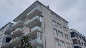 K&uuml;&ccedil;&uuml;k&ccedil;ekmece'de İstinat Duvarı &Ccedil;&ouml;kt&uuml;: 6 Katlı Bina Boşaltıldı