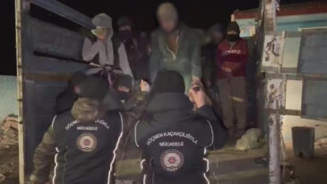&lsquo;Dur&rsquo; İhtarına Uymayan Kamyonet, İ&ccedil;inden 19 G&ouml;&ccedil;menle Bulundu