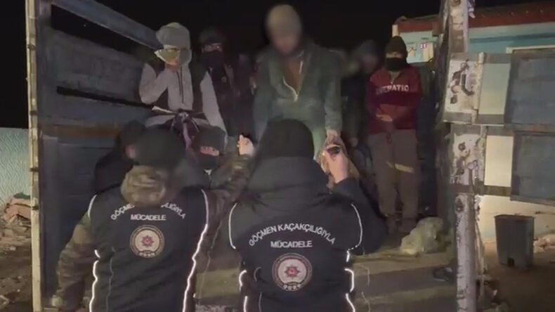 ‘Dur’ İhtarına Uymayan Kamyonet, İçinden 19 Göçmenle Bulundu