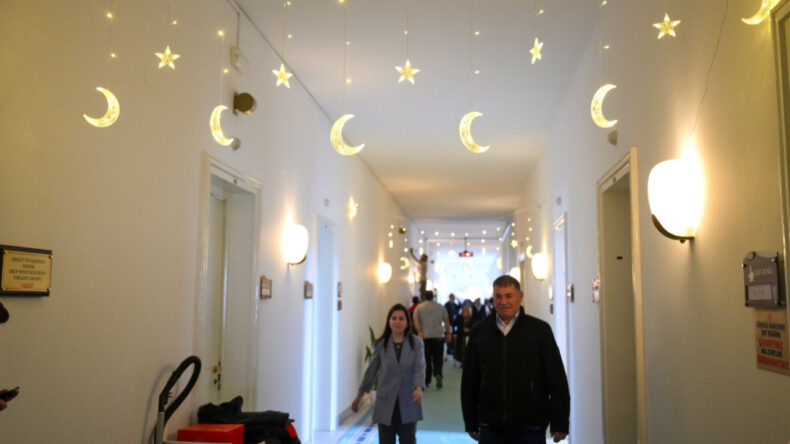 Meclis'te Bir İlk: AKP'den Ramazan Süslemesi