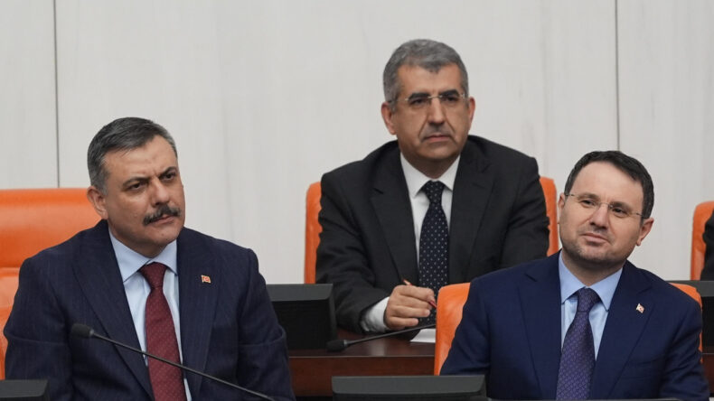 Meclis'te Yemin Krizi: Muhalefet K&uuml;rs&uuml;y&uuml; İşgal Etti, Kan Aktı