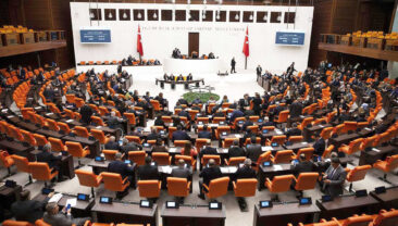 Meclis&rsquo;te Siyasiler Aynı Sofrada Buluşacak