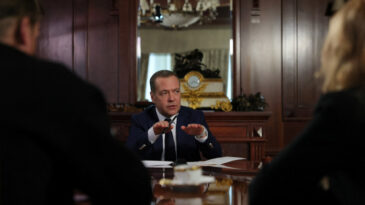 Medvedev: Ukrayna'da NATO Askerlerini Kabul Etmiyoruz