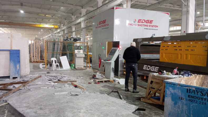 Mermer Blok İş&ccedil;ilerin &Uuml;zerine D&uuml;şt&uuml;