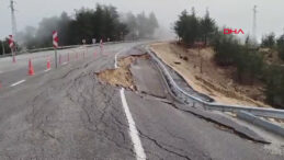 Mersin'de Şiddetli Yağış Sonrası Yol &Ccedil;&ouml;kmesi