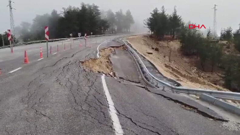 Mersin'de Şiddetli Yağış Sonrası Yol &Ccedil;&ouml;kmesi
