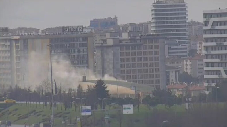 Merter Polisevi&rsquo;nde Yangın &Ccedil;ıktı