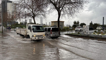 Meteoroloji Uyarısı Ger&ccedil;ek Oldu: İzmir'de Sağanak Yağmur Yolları G&ouml;let Haline Getirdi