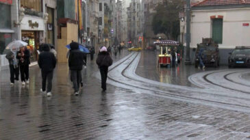 Meteoroloji uyarmıştı: İstanbul&rsquo;da sağanak başladı