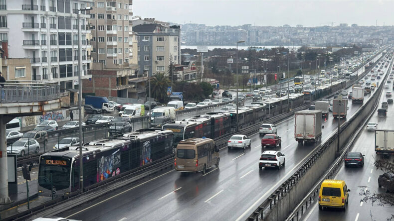Metrob&uuml;sler &ccedil;arpıştı: 5 yaralı