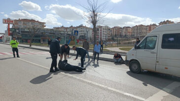 Minib&uuml;s&uuml;n &Ccedil;arptığı Yaya 32 Metre İleriye Fırladı