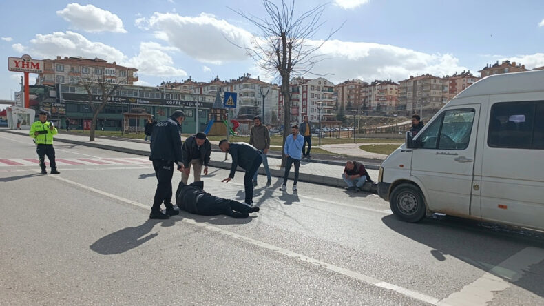 Minib&uuml;s&uuml;n &Ccedil;arptığı Yaya 32 Metre İleriye Fırladı