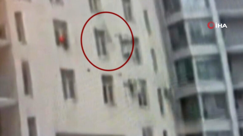 Mucize Kurtuluş: 7. Kattan D&uuml;şen &Ccedil;ocuğu Yakaladı