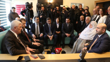 M&uuml;savat Dervişoğlu, Mihalgazi Belediye Başkanı Akg&uuml;n'&uuml; Ziyaret Etti