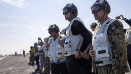 M&uuml;zakere Masasından Uzaklaşarak Savaş Gemisine Ziyaret