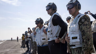 M&uuml;zakere Masasından Uzaklaşarak Savaş Gemisine Ziyaret