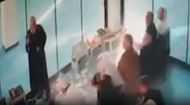 Namaz Kılan Cemaatin &Uuml;zerine Tavan Par&ccedil;aları D&uuml;şt&uuml;