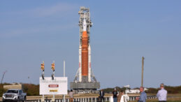 NASA, 98 Metrelik Roketi Hangara Taşıyor