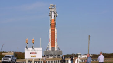 NASA, 98 Metrelik Roketi Hangara Taşıyor