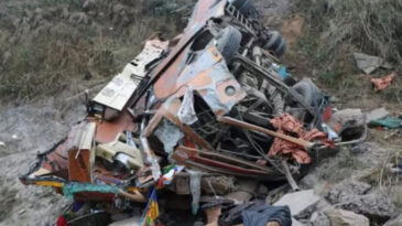 Nepal'de Yolcu Otob&uuml;s&uuml; Nehre D&uuml;şt&uuml;: &Ccedil;ok Sayıda Can Kaybı Var