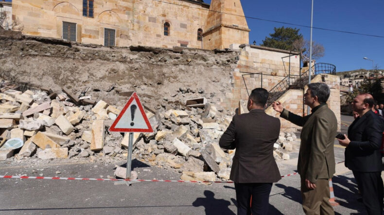 Nevşehir'de Tarihi Caminin İstinat Duvarı &Ccedil;&ouml;kt&uuml;