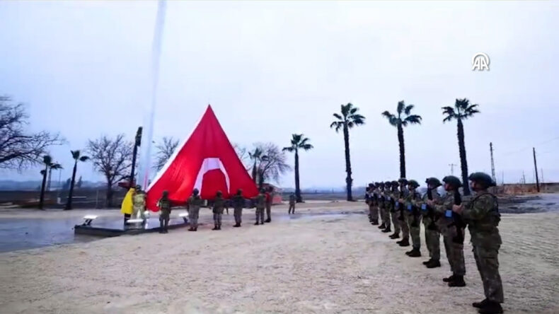 O bayrak, karakolun i&ccedil;inde g&ouml;ndere &ccedil;ekildi