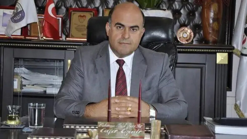 Oğlu, Eski Belediye Başkanını Baltayla Katletti