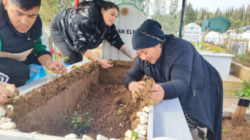 Oğlunun Mezarı G&ouml;r&uuml;nce Yıkıldı