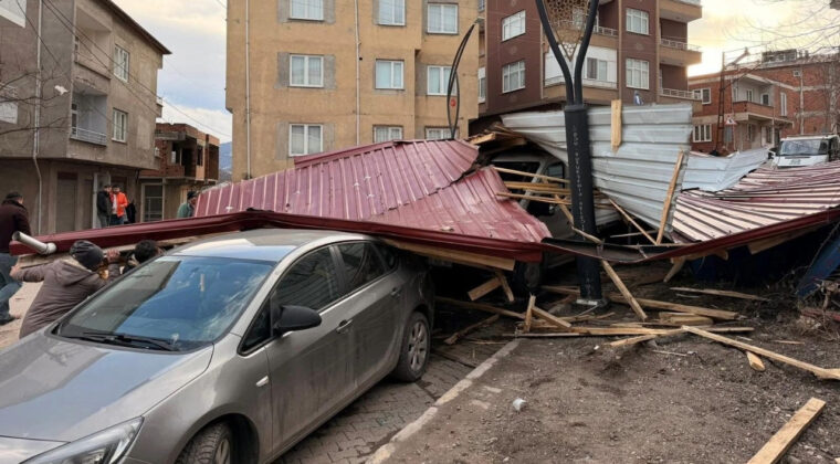 Ordu Y&uuml;ksek B&ouml;lgelerinde Fırtına: 11 Evde &Ccedil;atılar U&ccedil;tu