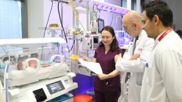 Organları G&ouml;ğ&uuml;s Kafesinde Toplanan Bebek Kurtarıldı