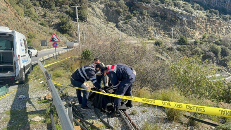 Oto Yolda Cesedi Bulundu, Eşi ve Oğlu Tutuklandı