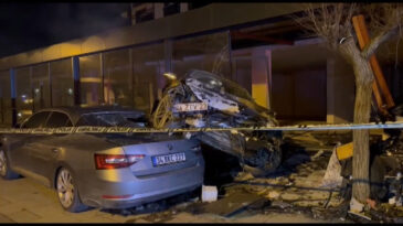 Otomobil Park Halindeki D&ouml;rt Araca ve İş Yerine &Ccedil;arptı: Bir Yaralı