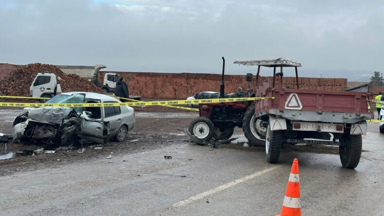 Otomobil Trakt&ouml;re &Ccedil;arptı: 1 Kişi Hayatını Kaybetti, 2 Yaralı