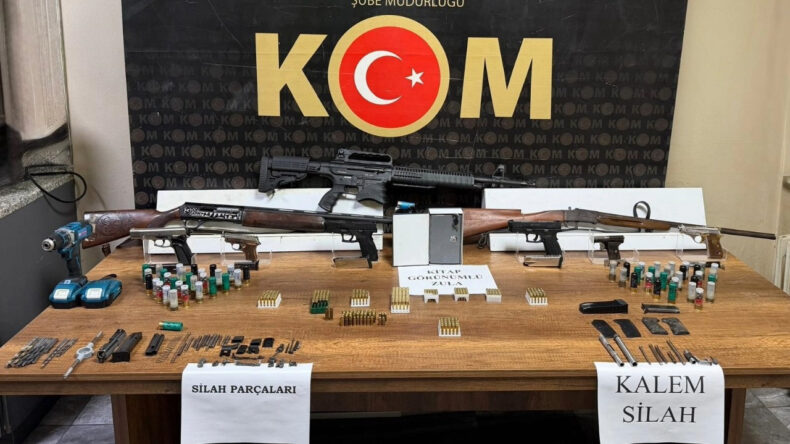At&ouml;lyeye &Ccedil;evrilen Evde Kalem G&ouml;r&uuml;n&uuml;ml&uuml; Silahlar Ele Ge&ccedil;irildi