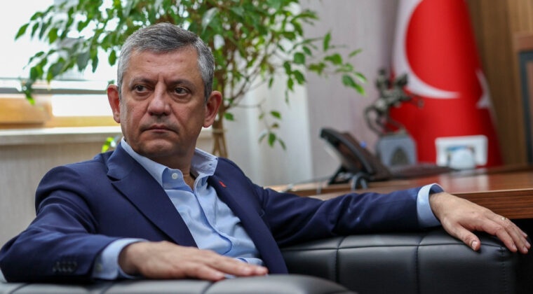 &Ouml;zarslan&rsquo;ın 'aileme hakaret etti' İddiasına &Ouml;zg&uuml;r &Ouml;zel&rsquo;den Yanıt