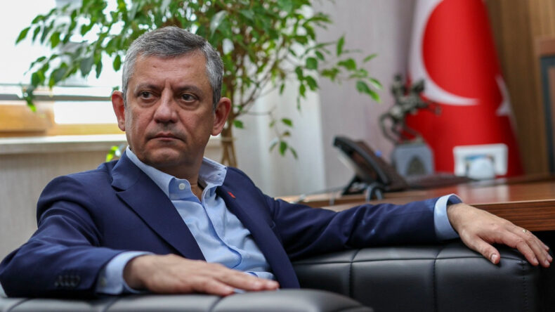 &Ouml;zarslan&rsquo;ın 'aileme hakaret etti' İddiasına &Ouml;zg&uuml;r &Ouml;zel&rsquo;den Yanıt